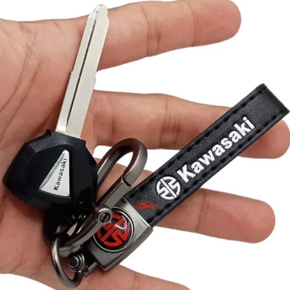 Llavero de zinc y cuero Kawasaki